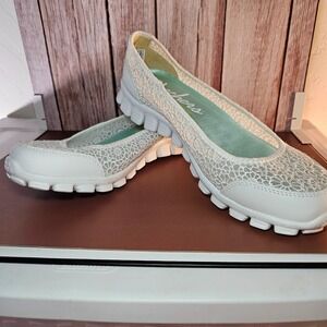 Skechers White Flats with Textured Design